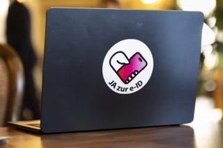 Le comité référendaire contre l'e-ID juge illégale l'intervention de Swisscom dans la campagne pour le oui (archives). KEYSTONE/ANTHONY ANEX